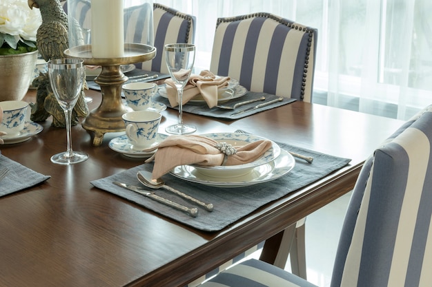 Foto conjunto de mesa de luxo no interior de sala de jantar de estilo clássico