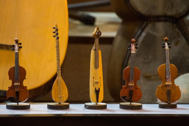 Foto conjunto de modelos de instrumentos musicais de madeira