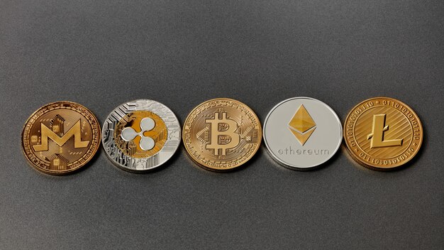 Conjunto de moedas de ouro e prata monero, ondulação, bitcoin, litecoin, ethereum, traço em um fundo preto. imagem conceitual para criptomoeda mundial e sistema de pagamento digital. vista do topo