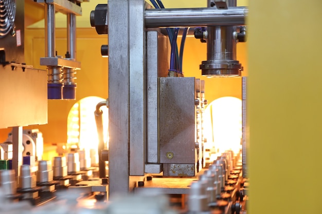 Conjunto de moldes de injeção de garrafas plásticas na máquina; preparação para a produção; fundo de equipamentos de manufatura industrial