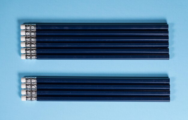 Conjunto de novos lápis alinhados com espaço de cópia para mensagem