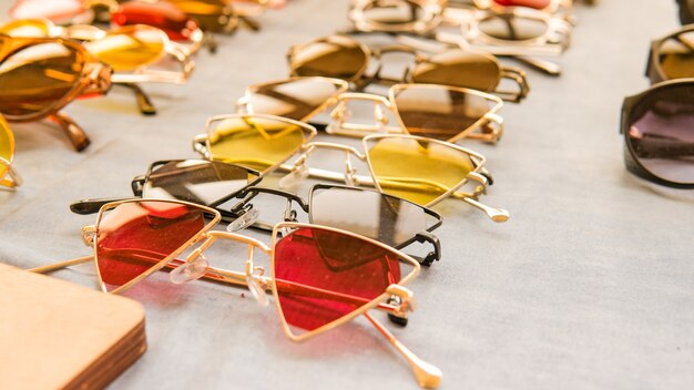 Conjunto de óculos de sol coloridos à venda em uma loja