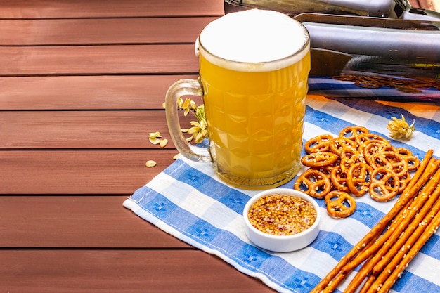 Conjunto de Oktoberfest. Cerveja light, pretzels, mostarda, palha de gergelim, lúpulo.