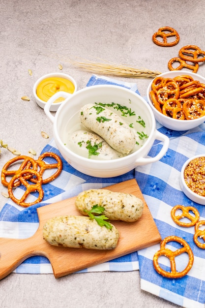 Conjunto de Oktoberfest. Weisswurst de linguiça branca, pretzels, mostarda, espigas de grãos, lúpulo