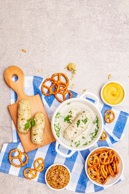 Conjunto de Oktoberfest. Weisswurst de linguiça branca, pretzels, mostarda, espigas de grãos, lúpulo