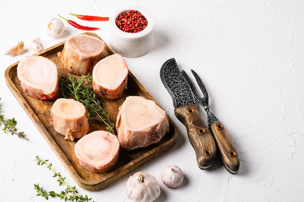 Conjunto de osso de carne de cérebro cru, sobre fundo de mesa de pedra branca, com espaço de cópia para texto