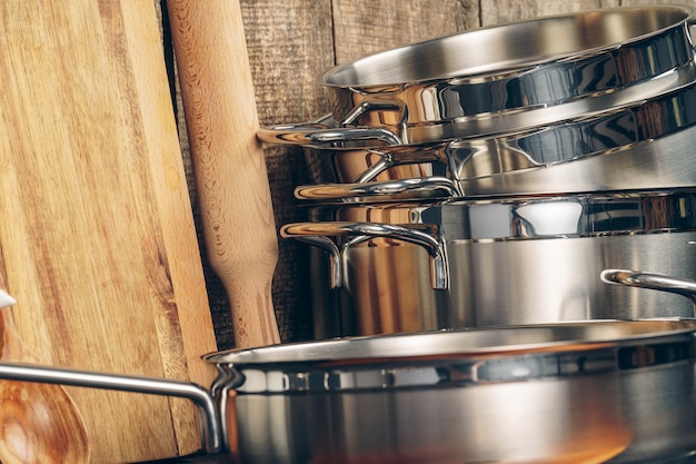 Conjunto de panelas de aço inoxidável em uma cozinha