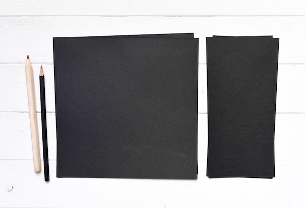 Foto conjunto de papel preto de diferentes tamanhos com lápis