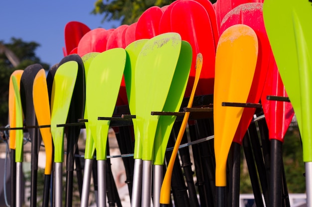 Conjunto de pás coloridas de caiaque e canoa ostentam muitas pás de plástico Aluguel de equipamentos para nadar no oceano ou no mar horário de verão