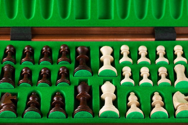 Conjunto de peças de xadrez em uma caixa verde