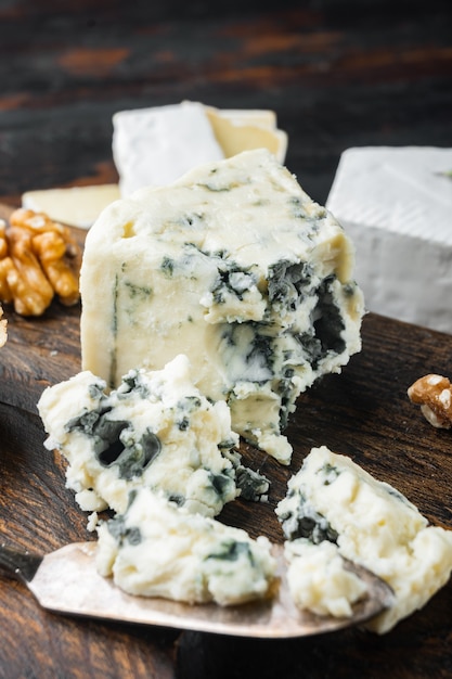 Conjunto de pedaço de queijo gorgonzola, sobre fundo escuro de madeira