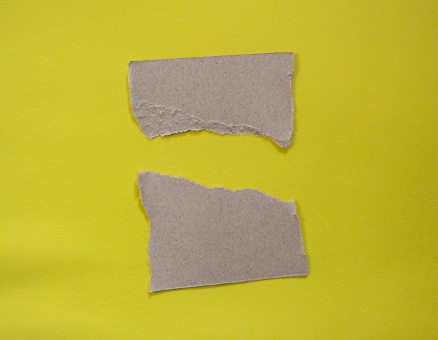 Foto conjunto de pedaços de papel rasgado isolados em fundo amarelo