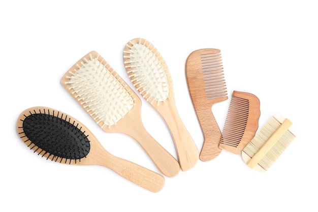Conjunto de pentes de cabelo modernos e escovas isoladas na vista superior branca