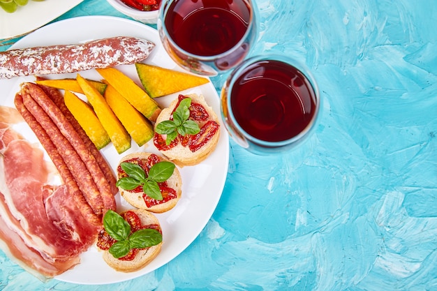 Conjunto de petiscos de vinho italiano antepastos.