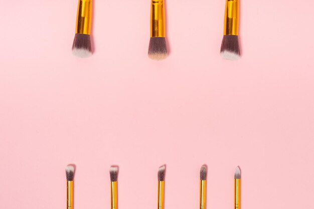 Foto conjunto de pincéis de maquiagem em fundo rosa