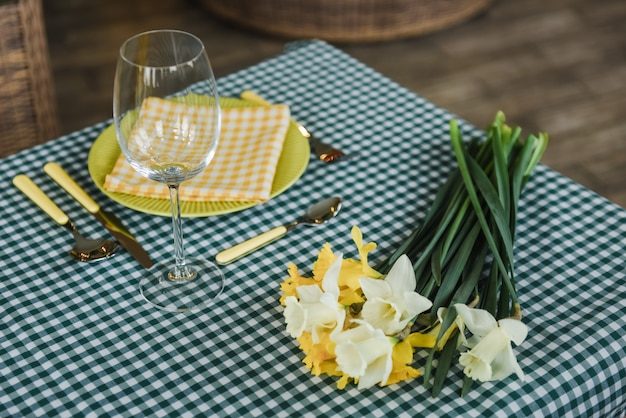 Conjunto de piquenique. Data Romantica. Fim de semana em família. Célula verde. Vaso de flores. Uma moldura para texto ou foto. Capas para garrafas. talheres