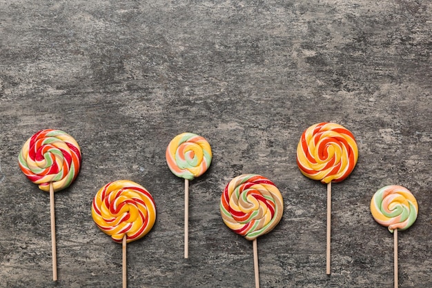 Conjunto de pirulitos coloridos em fundo colorido Conceito de verão Festa feliz aniversário ou conceito minimalista