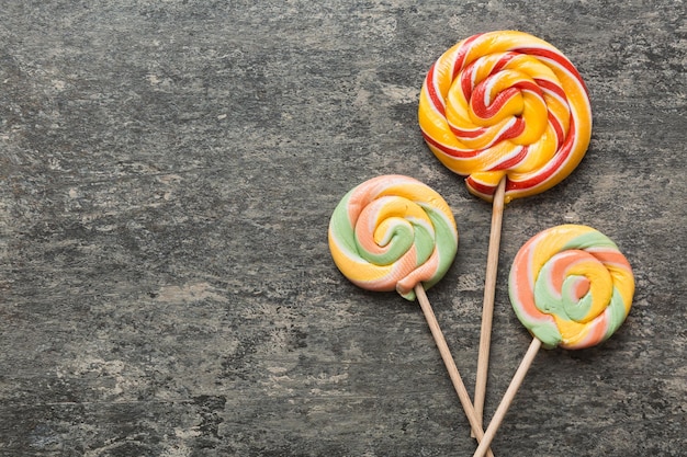 Conjunto de pirulitos coloridos em fundo colorido Conceito de verão Festa feliz aniversário ou conceito minimalista