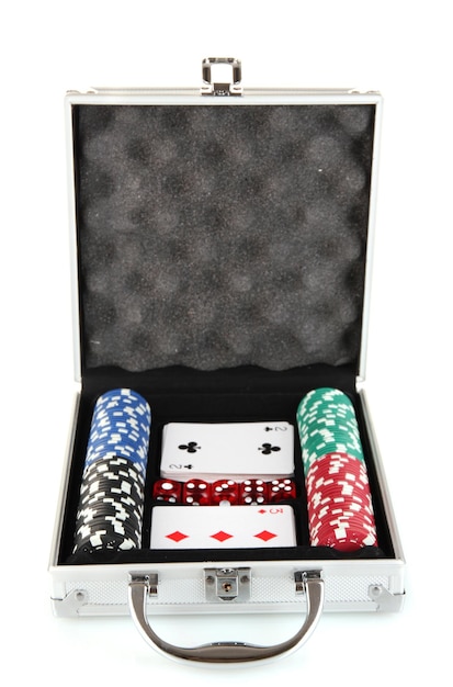 Conjunto de pôquer em caixa metálica isolada no fundo branco