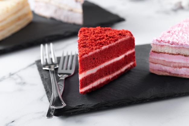 Conjunto de porções de bolo bolo de morango aveludado bolo de cenoura e bolo de chocolate em mármore