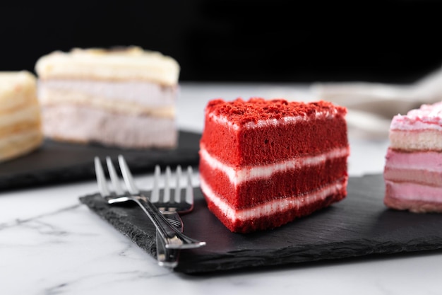 Conjunto de porções de bolo bolo de morango aveludado bolo de cenoura e bolo de chocolate em mármore