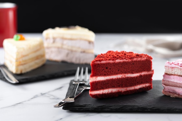 Conjunto de porções de bolo bolo de morango aveludado bolo de cenoura e bolo de chocolate em mármore