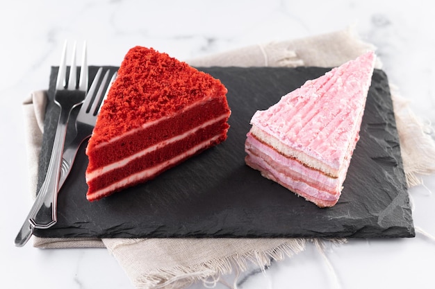 Conjunto de porções de bolo de veludo e bolo de morango em mármore