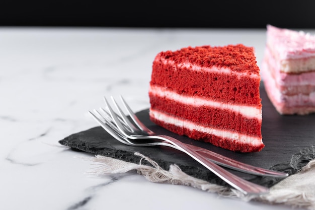 Conjunto de porções de bolo de veludo e bolo de morango em mármore