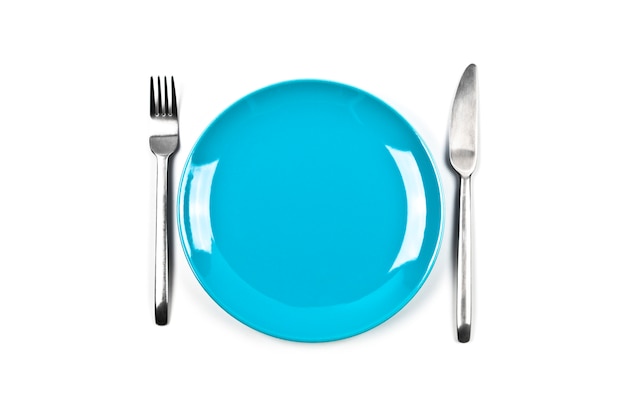 Conjunto de prato azul vazio, garfo e faca