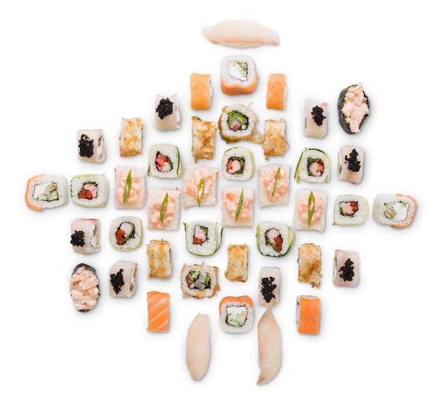 Conjunto de prato de grande festa de sushi, rolos, maki, gunkan e Califórnia isolado no fundo branco, vista superior. Delivery de comida japonesa