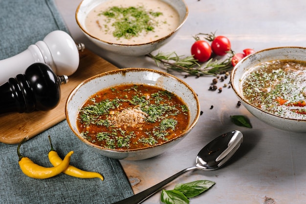 Conjunto de pratos de sopa diferentes no fundo de madeira