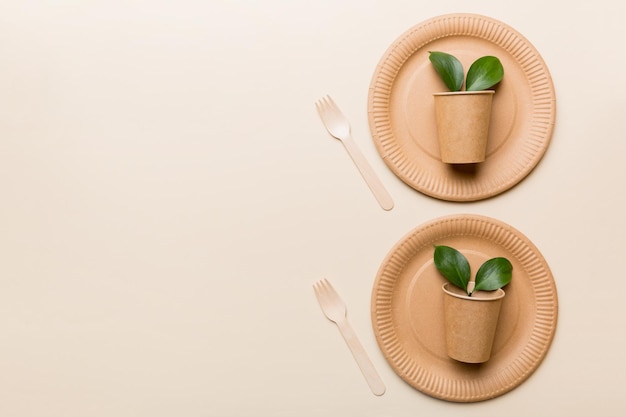 Conjunto de pratos ecológicos descartáveis reutilizáveis vazios, copos, utensílios em fundo de mesa de cor branca clara. vista do topo. Pratos artesanais biodegradáveis. Conceito de reciclagem. Fechar-se