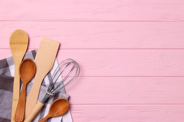 Conjunto de pratos em close-up de aparelhos de cozinha com fundo colorido