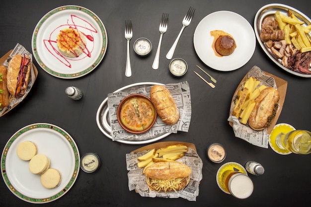 Foto conjunto de pratos variados com sanduíches de batata frita panna cotta de rosbife fatiado e cheesecake