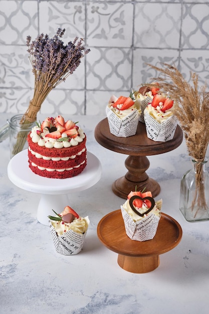Conjunto de presente para o feriado bolo de bento red velvet com morangos frescos e cupcakes red velvet com morangos chocolate e creme de requeijão