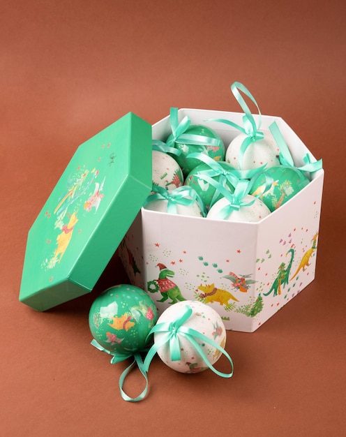 Foto conjunto de presentes de brinquedos de bolas de natal de ano novo para a árvore de natal.