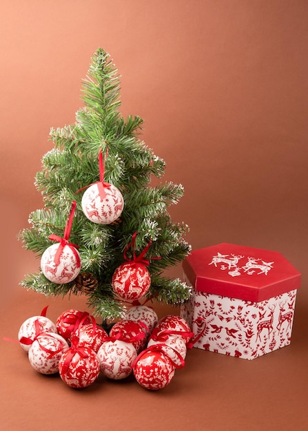 Foto conjunto de presentes de brinquedos de bolas de natal de ano novo para a árvore de natal.