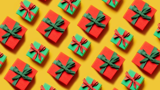 Conjunto de presentes de Natal na direção diagonal em um fundo amarelo