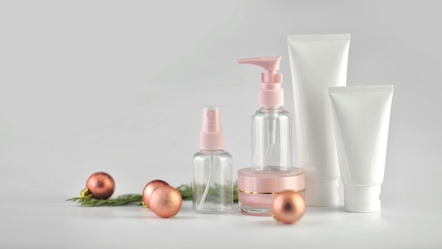 Conjunto de produtos cosméticos em fundo branco. pacote cosmético mock up coleção.