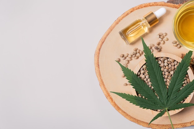 Conjunto de produtos de maconha legalizados exibidos em uma placa de madeira