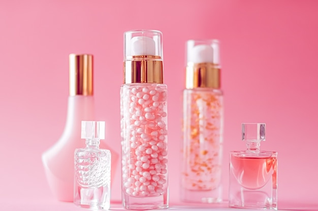 Conjunto de produtos de maquiagem e cosméticos em fundo rosa