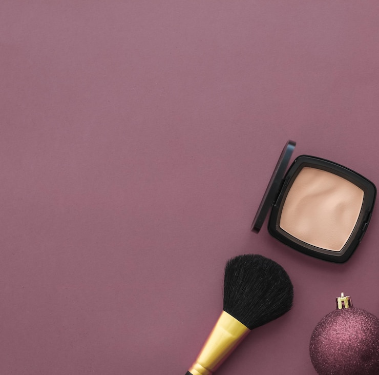 Foto conjunto de produtos de maquiagem e cosméticos para promoção de venda de natal de marca de beleza fundo roxo plano de luxo como design de férias