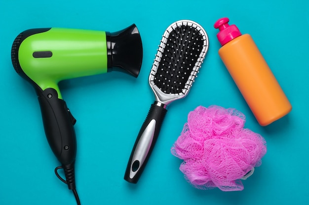 Conjunto de produtos e dispositivos para cuidados com os cabelos em azul