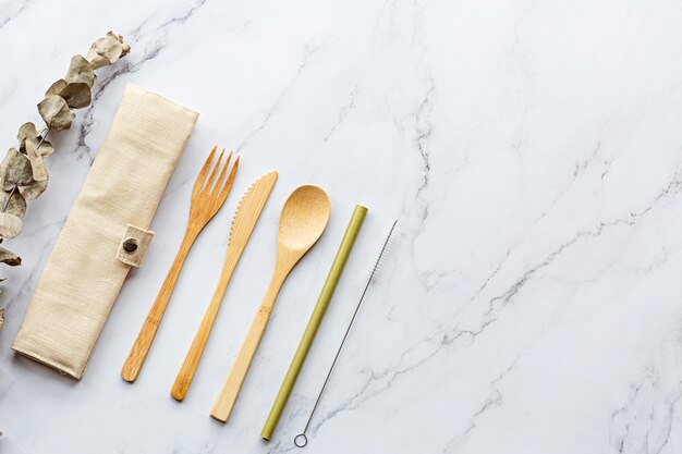 Conjunto de produtos ecológicos em fundo de cimento cinza estilo de vida sustentável sem plástico