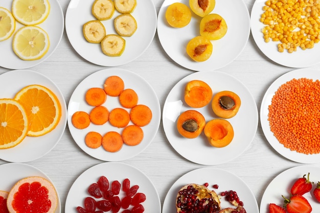 Foto conjunto de produtos laranja na mesa de madeira closeup