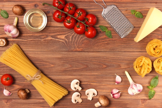 Conjunto de produtos para cozinhar macarrão italiano, vista superior, local para texto