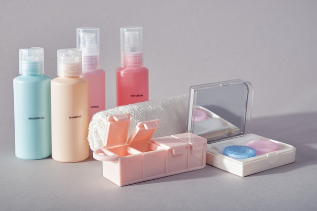 Conjunto de quatro pequenas garrafas plásticas para produtos cosméticos, kit para lentes de contato, organizador de pílulas e toalha