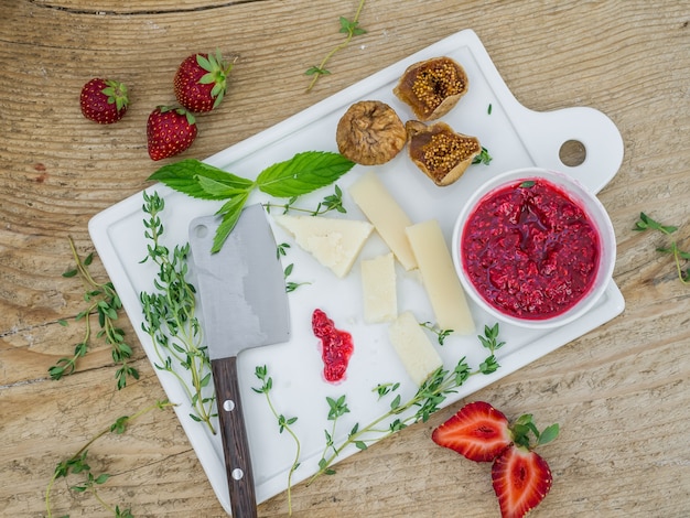 Conjunto de queijo e frutas em uma superfície de madeira