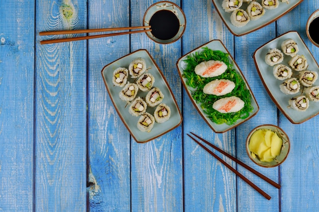 Conjunto de rolo de sushi com molho de soja, gengibre e pauzinho cozinha japonesa