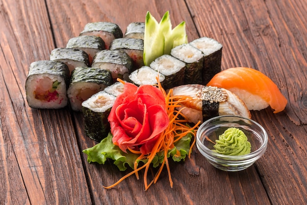 Conjunto de rolo e sushi na mesa de madeira.